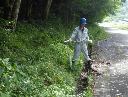 線量率測定の様子(川内村・貝の坂)