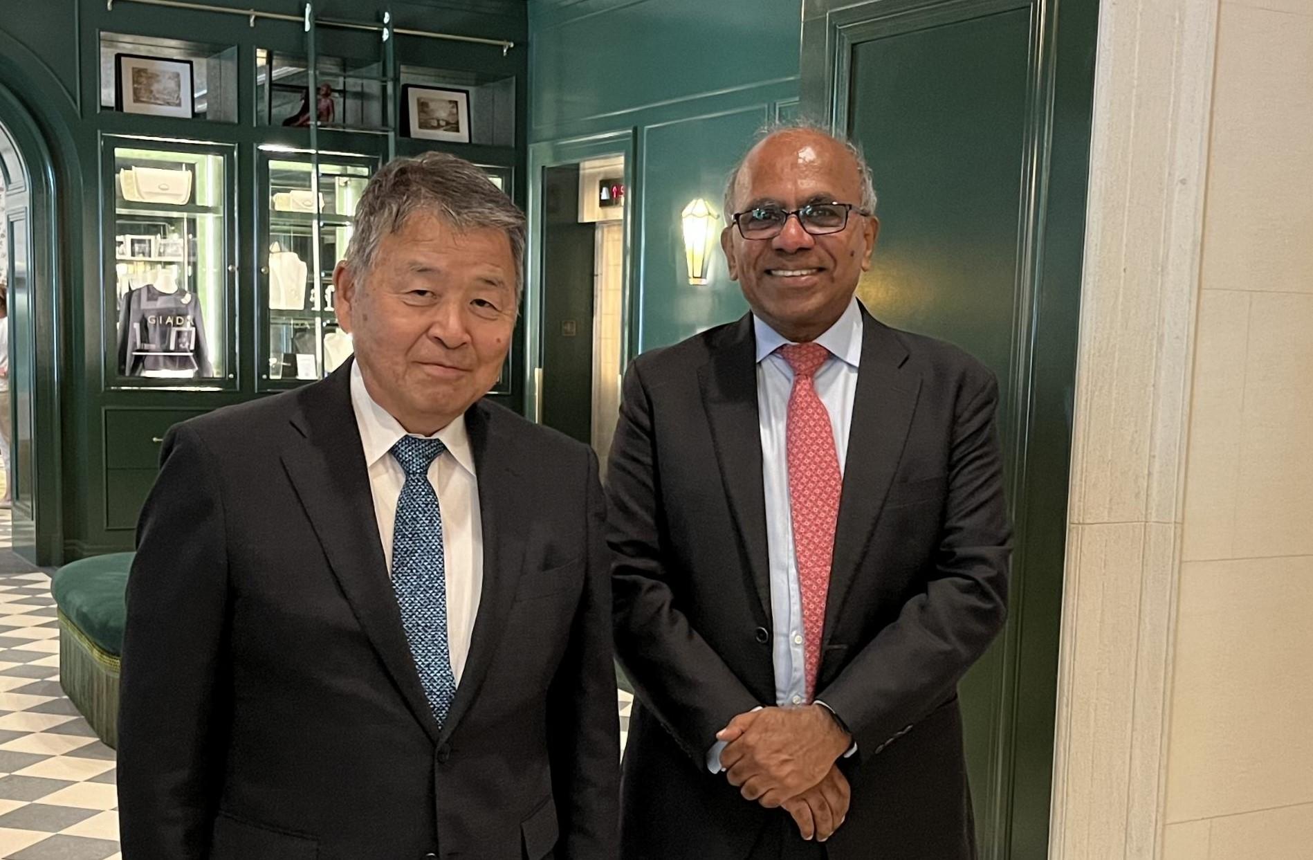 スレッシュ博士との記念写真